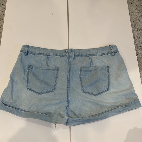 Forever 21 Chambray Denim Cuffed Loose Shorts, Light Wash - Picture 2 of 4